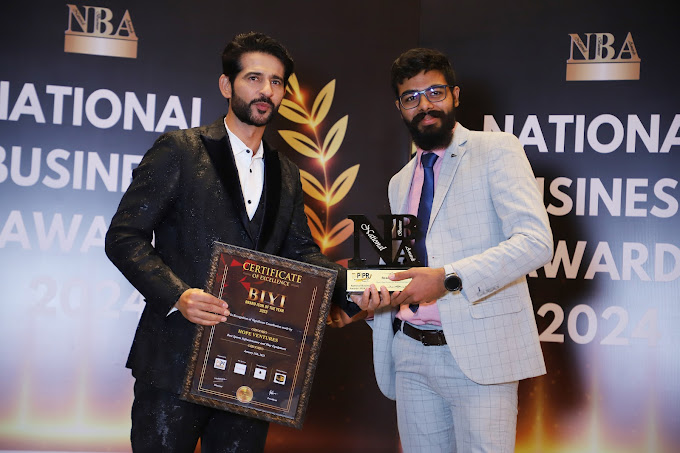 Actor Hiten Tejwani presenting award to CEO Yash Parashar